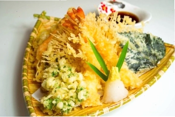 Đĩa sushi đa dạng với nhiều loại hải sản tươi ngon, màu sắc bắt mắt