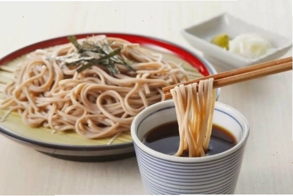 Đĩa tempura tôm và rau củ chiên giòn rụm, vàng óng đẹp mắt