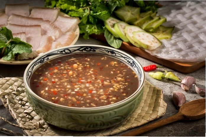 Đĩa thịt heo luộc ngon mắt ăn kèm bánh tráng và rau sống