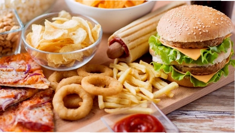 Đồ ăn nhanh không tốt cho người bị mụn nội tiết