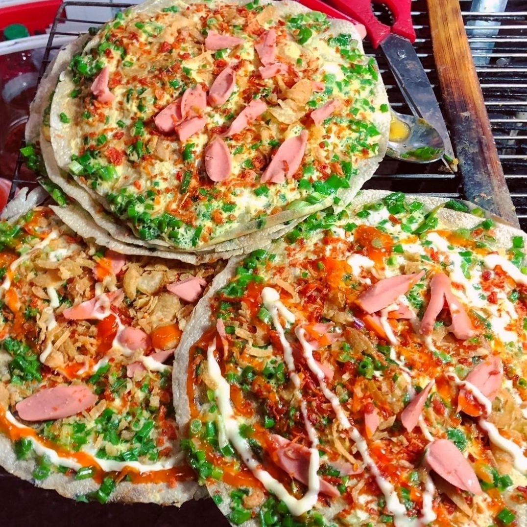 Du khách thưởng thức đặc sản Đà Lạt trong không khí vui vẻ