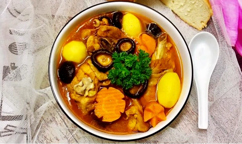 Gà nấu nấm hương đậm đà hương vị