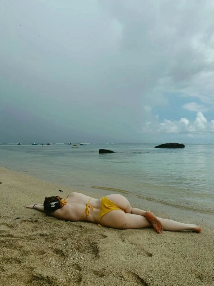 Gái xinh bikini mông to theo phong cách biển