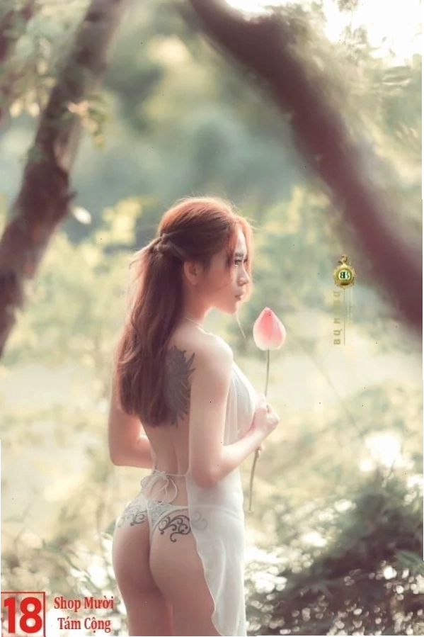 Gái xinh khoe dáng gợi cảm với bikini trắng hai mảnh
