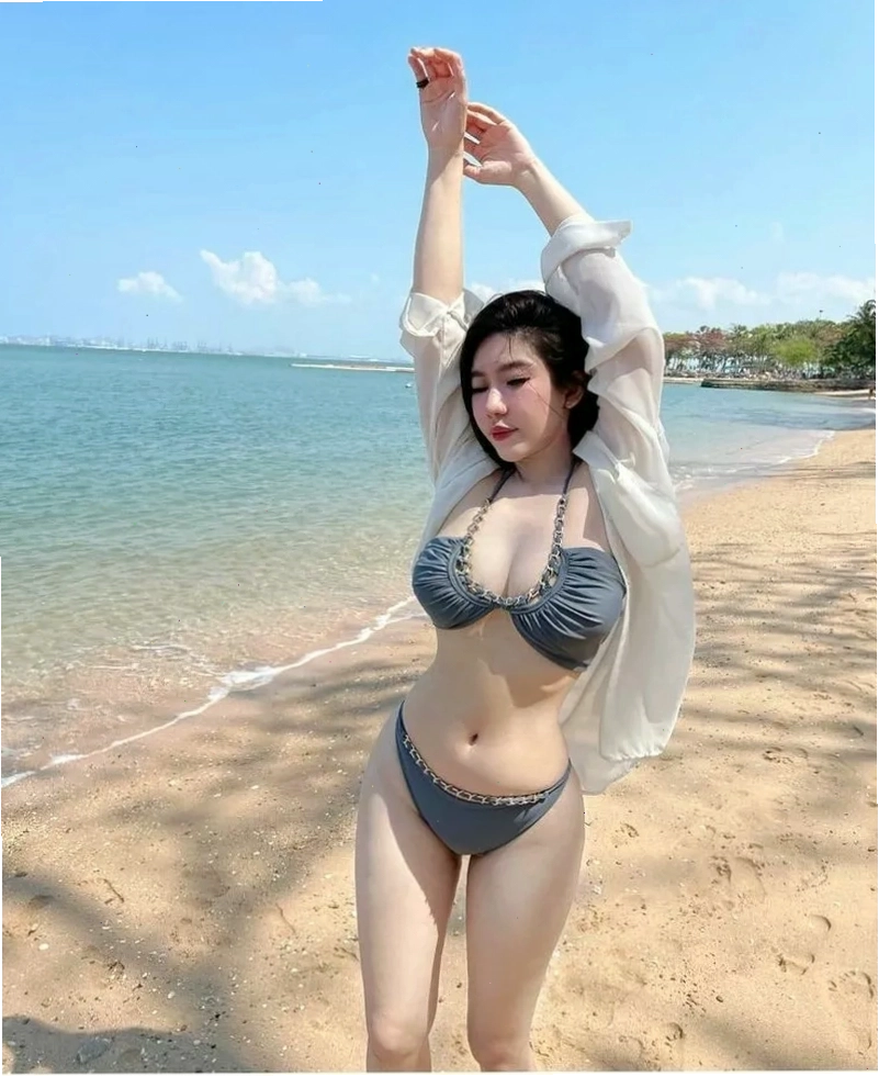 Gái xinh khoe hàng với ánh nhìn đầy mê hoặc