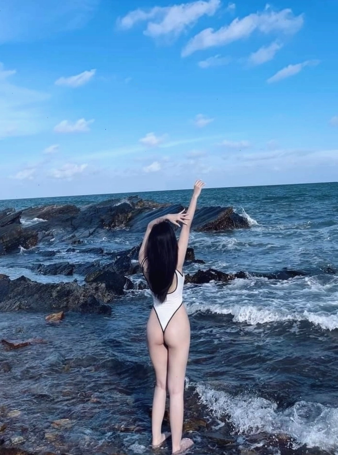Gái xinh khoe mông gợi cảm nhẹ nhàng