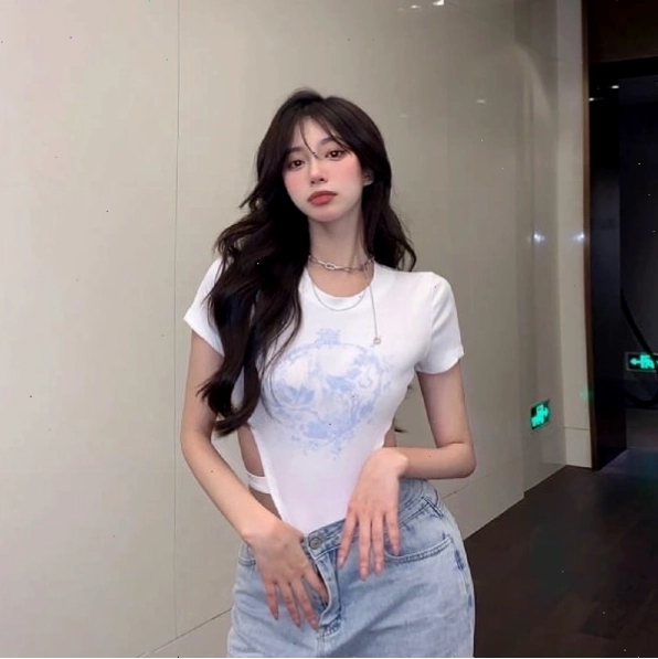 Gái xinh mặc bodysuit ngắn tay khoe dáng xinh tươi trẻ