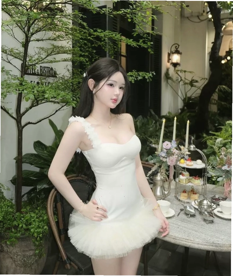 Gái xinh mặc váy ngắn khoe vẻ đẹp thanh lịch