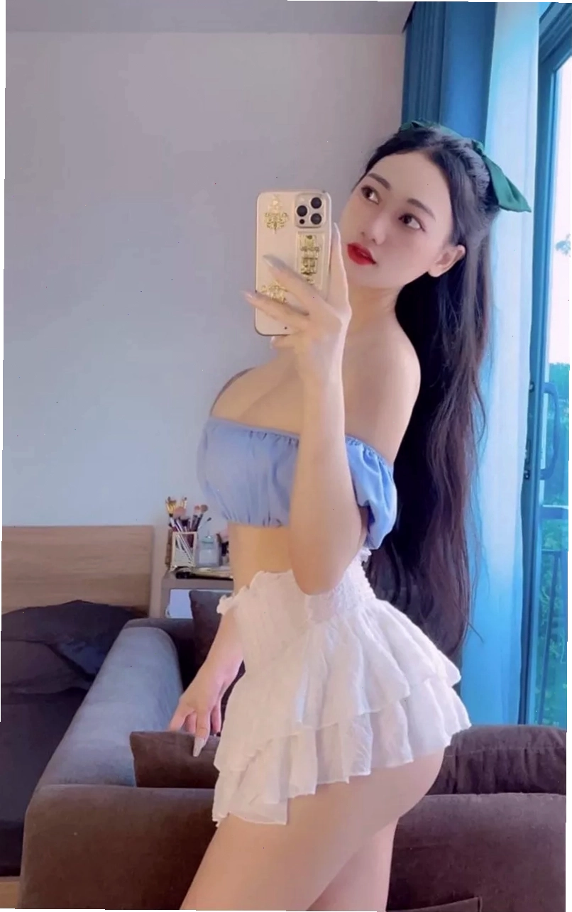 Gái xinh mặc váy ngắn phong cách năng động trẻ trung