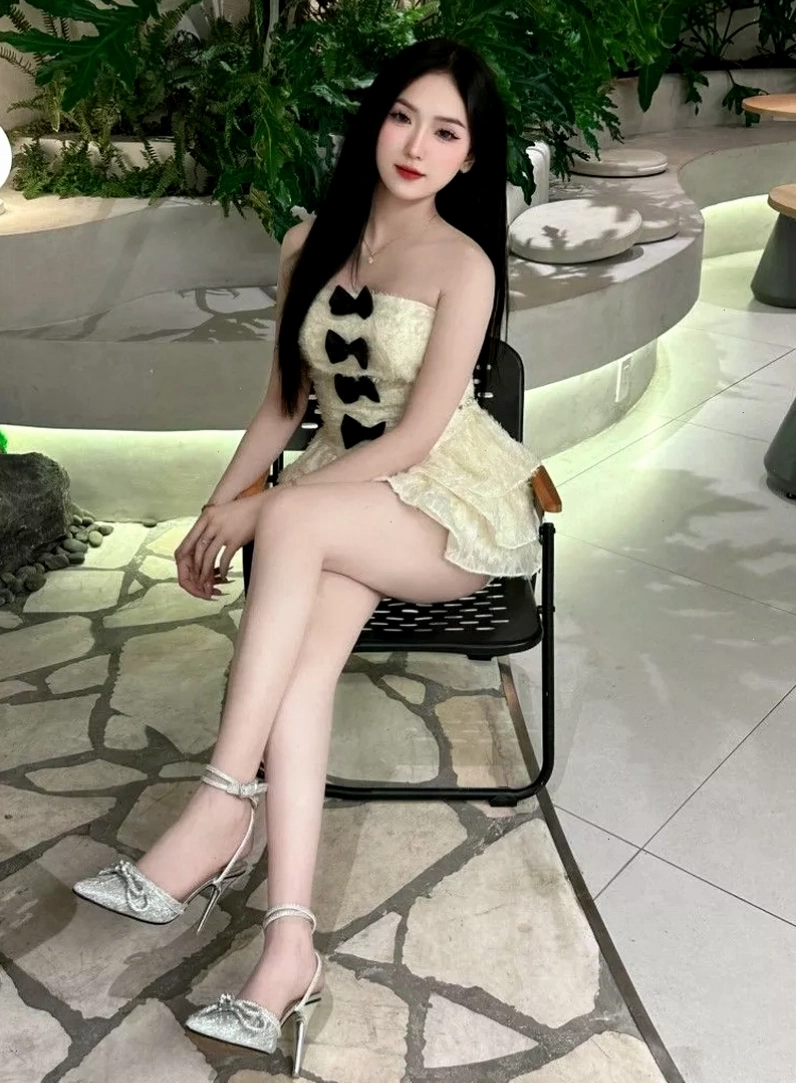 Gái xinh mặc váy ngắn tạo dáng bên đường phố