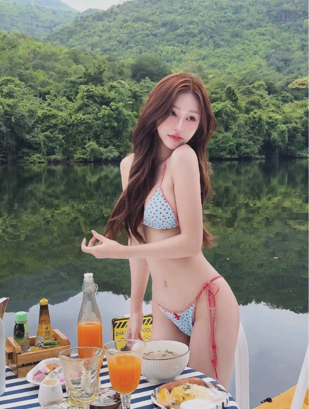 Gái xinh mang bikini cười đùa cùng sóng biển lãng mạn
