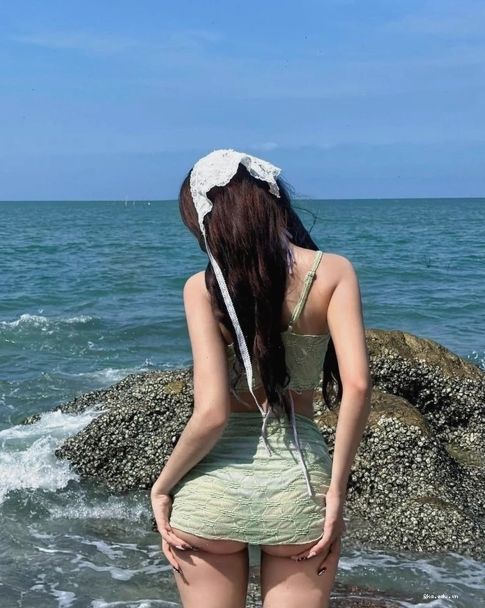 Gái xinh tóc dài đeo kính che mặt tạo nét bí ẩn