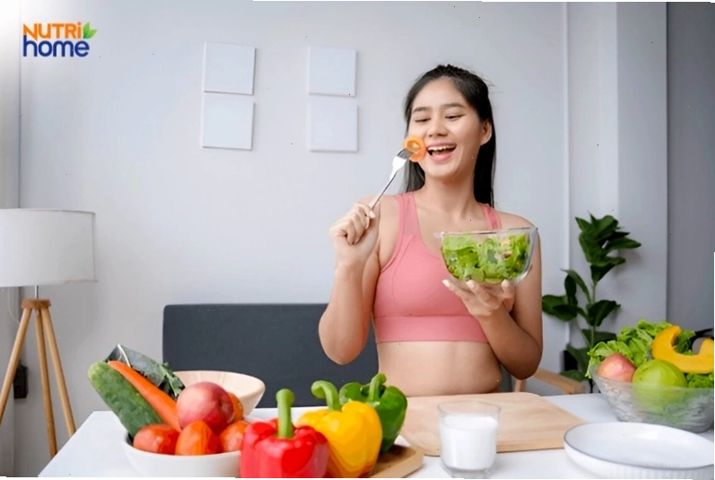 Giỏ đựng nhiều loại trái cây tươi và rau xanh