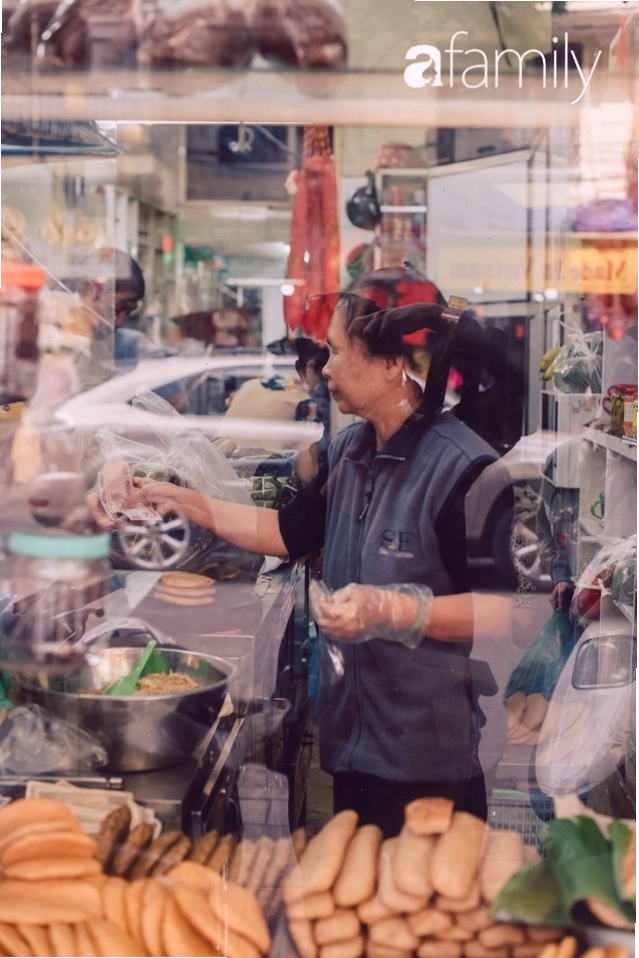 Giò lụa đang trong quá trình luộc