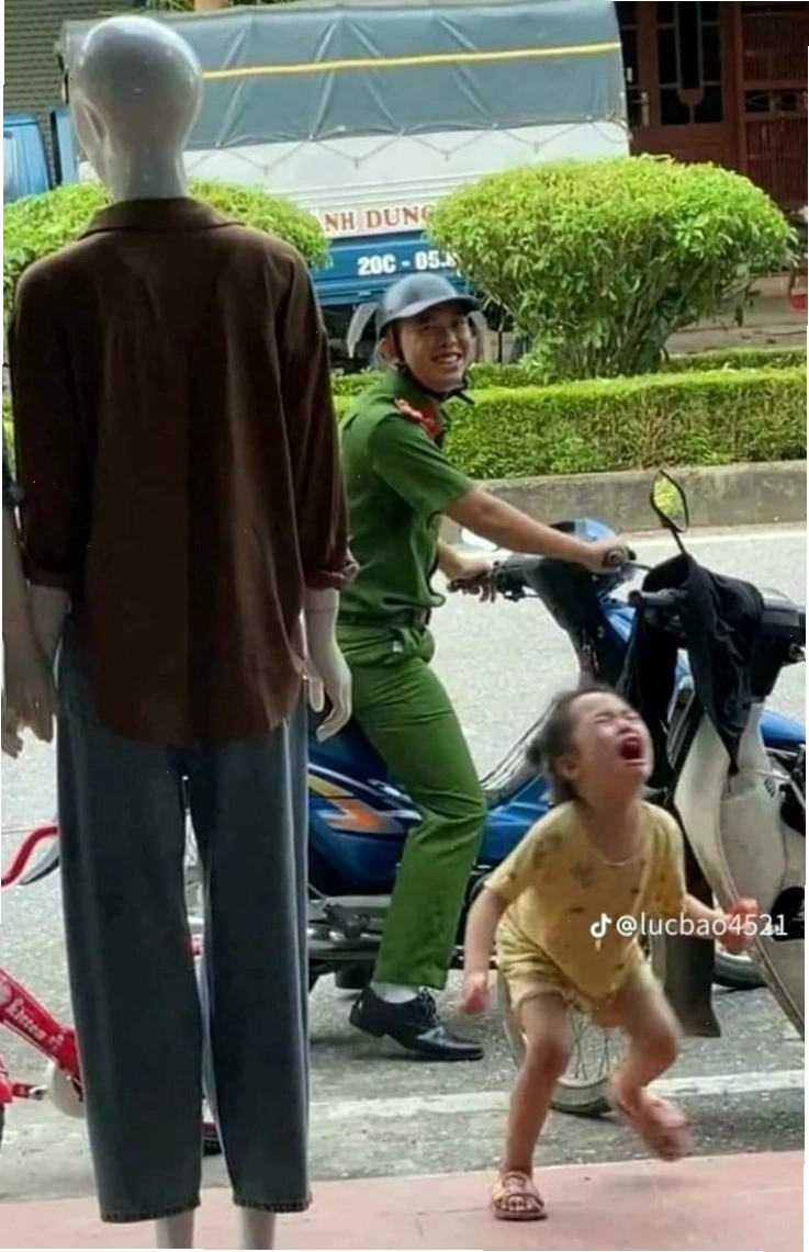Hình ảnh chế cảnh sát giao thông tuần tra đường phố