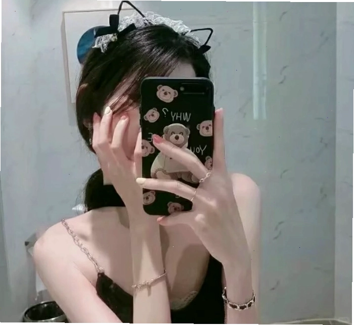 Hình ảnh cô gái che mặt bằng điện thoại trong khung cảnh phòng gương