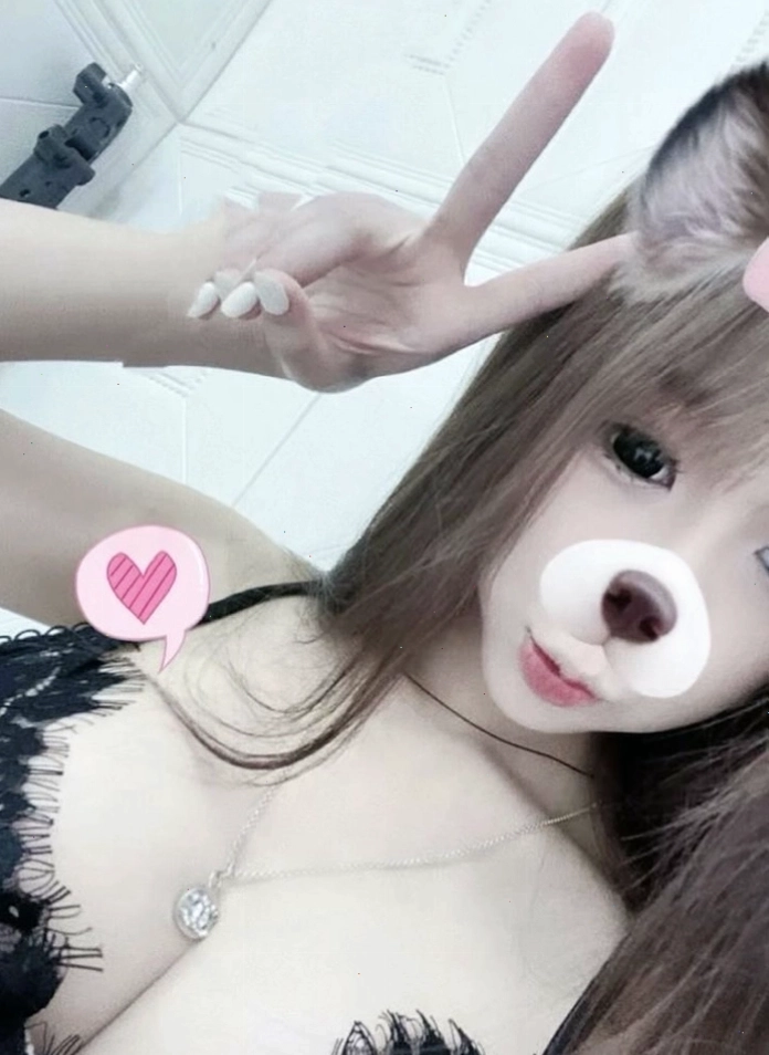 Hình ảnh gái xinh che mặt chụp trong không gian phòng ấm cúng