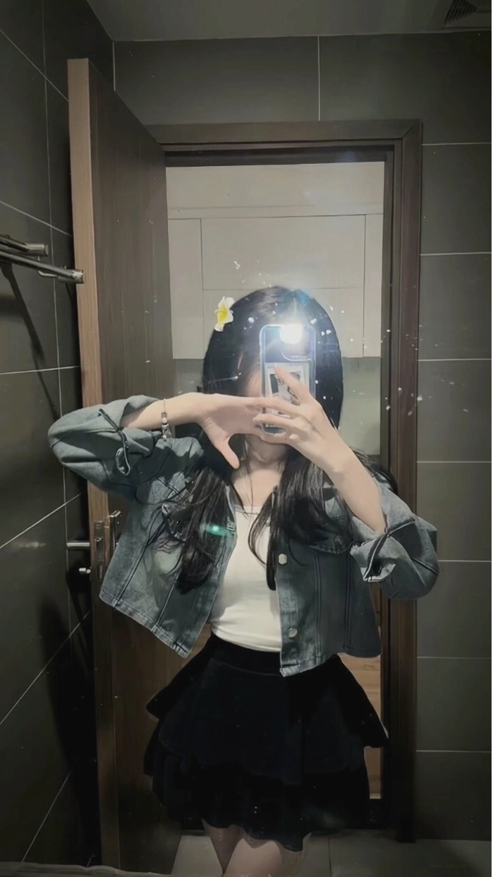 Hình ảnh gái xinh che mặt với vibe dịu dàng và nữ tính
