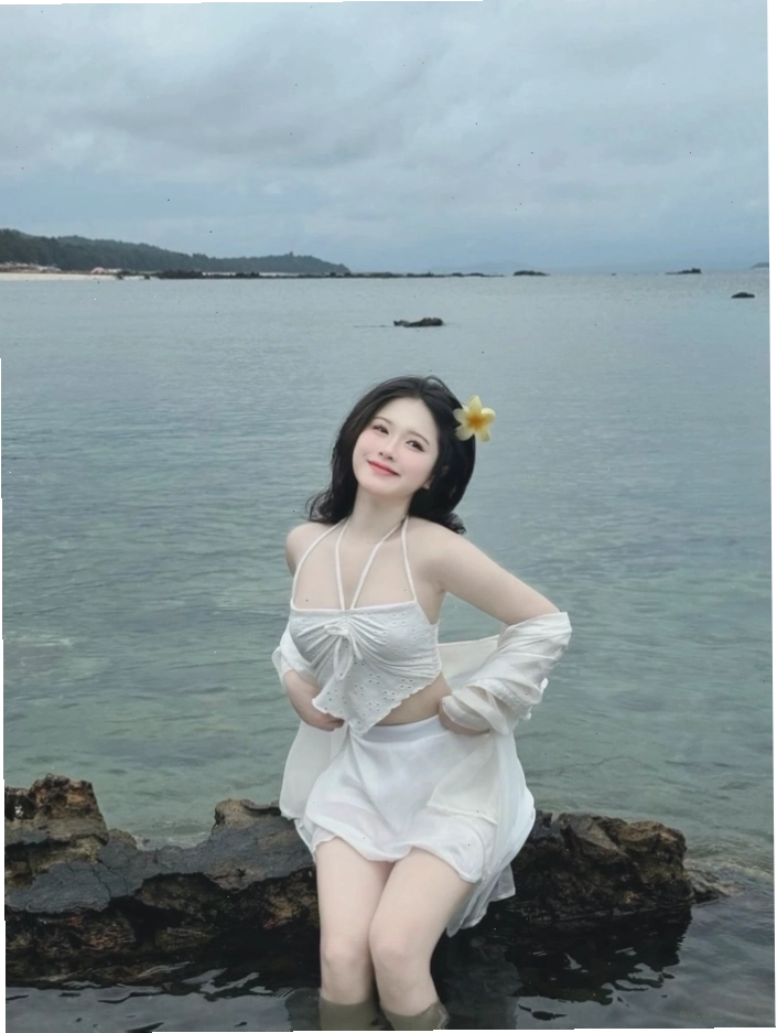 Hình ảnh gái xinh mặc bikini trên bãi biển năng động