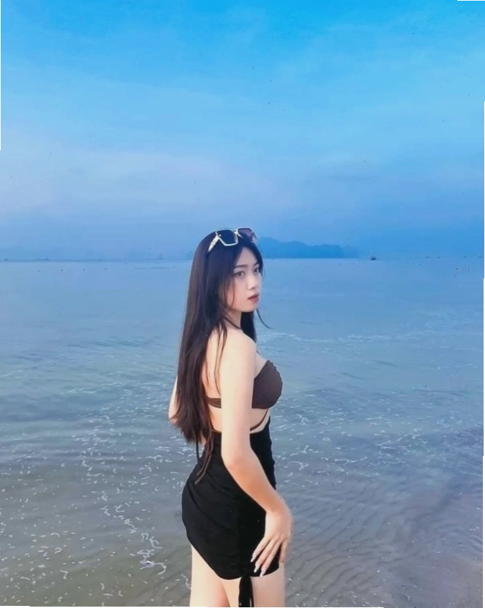 Hình ảnh hình ảnh gái mặc bikini đi biển phong cách hè