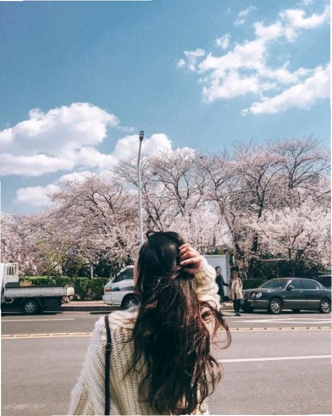 Hình ảnh minh họa cô gái với mái tóc dài bồng bềnh, quay lưng, tạo cảm giác bí ẩn và cuốn hút