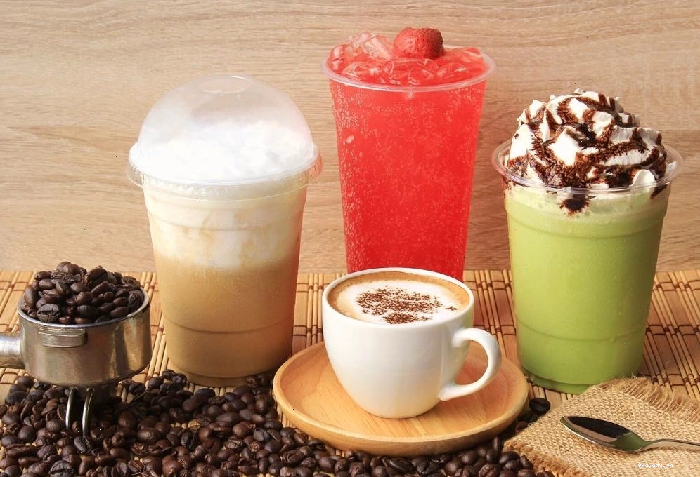 Hình ảnh minh họa ly cà phê và tách trà thể hiện các loại đồ uống có caffein