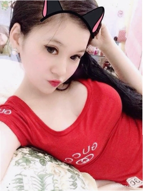 Hình ảnh ngực to gợi cảm với trang phục ôm sát