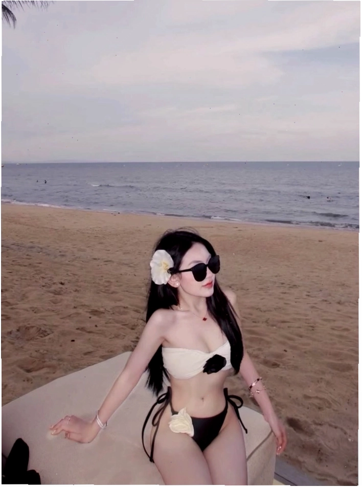 Hình nền gái xinh mặc bikini ở biển phong cách tự do