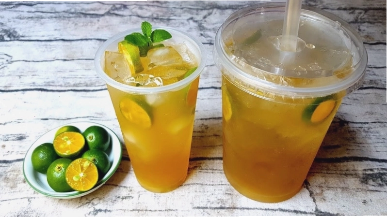 Hoàn thiện ly trà tắc với đá và lát tắc