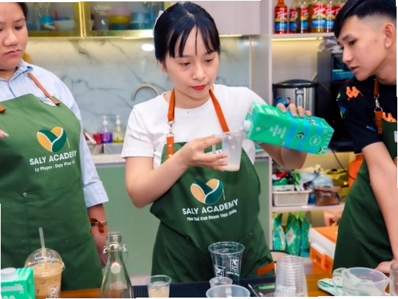 Học viên thành phẩm món trà sữa tự tay pha chế
