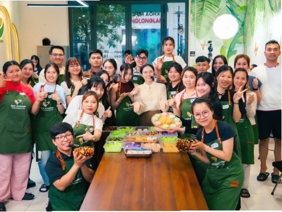 Học viên thực hành kỹ thuật pha chế trà sữa tại lớp học chuyên nghiệp