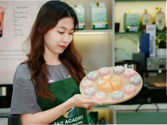 Học viên tự thực hành pha chế trà sữa tại nhà theo hướng dẫn online