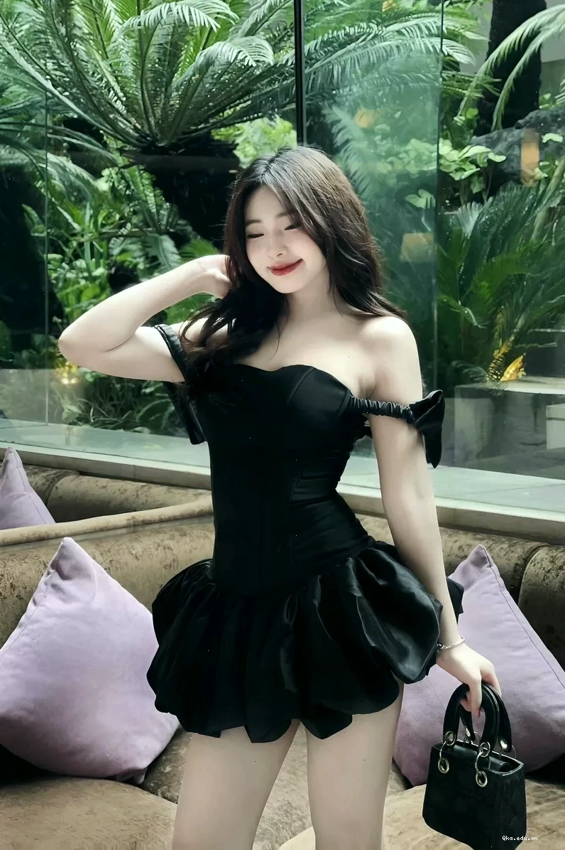 Hot girl mặc váy ngắn chụp ảnh ngoài trời