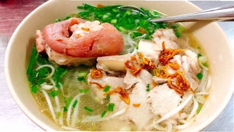 Hủ tiếu giò heo ấm nóng, thơm ngon