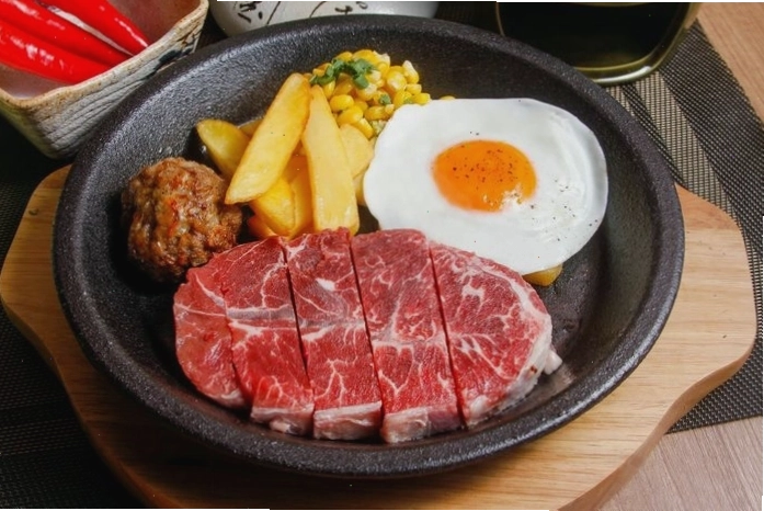 Không gian ấm cúng tại nhà hàng HOTTO
