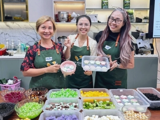 Không gian quán trà sữa được thiết kế đẹp mắt và thu hút khách hàng
