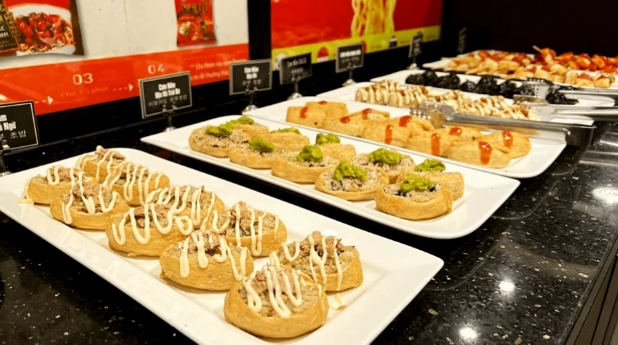 Không gian quầy line buffet Dookki với nhiều món ăn hấp dẫn