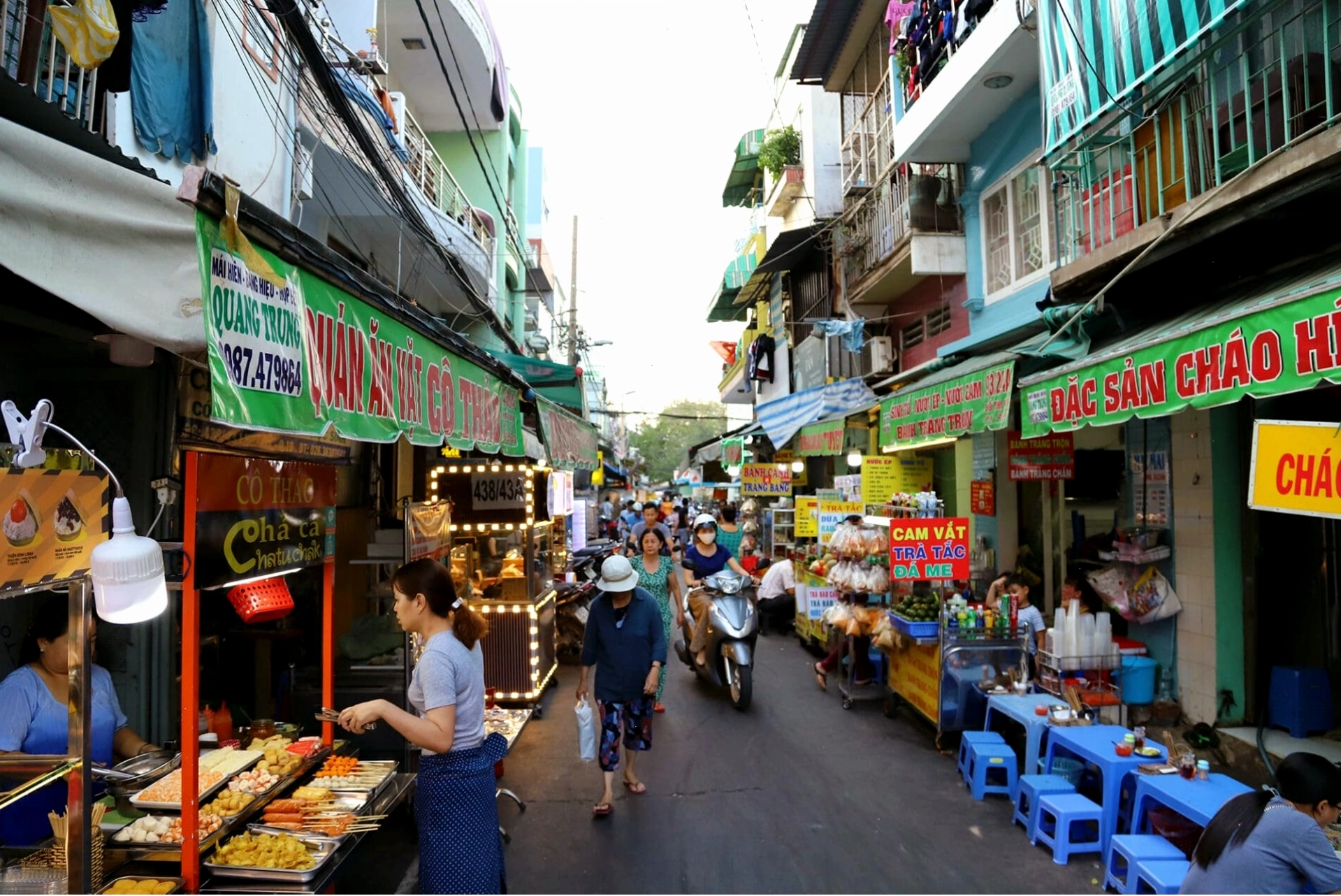 Không khí nhộn nhịp của khu ẩm thực đường phố Sài Gòn