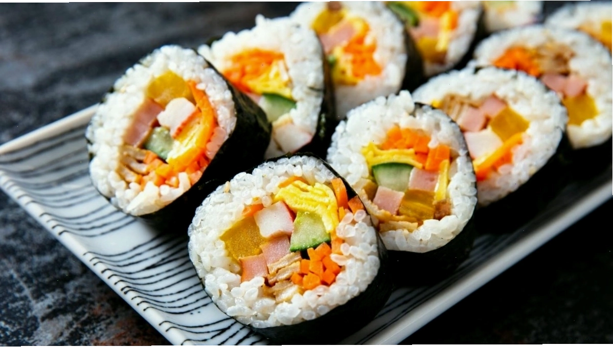 Kimbap cuộn chặt tay, hấp dẫn với nhiều loại nhân bên trong