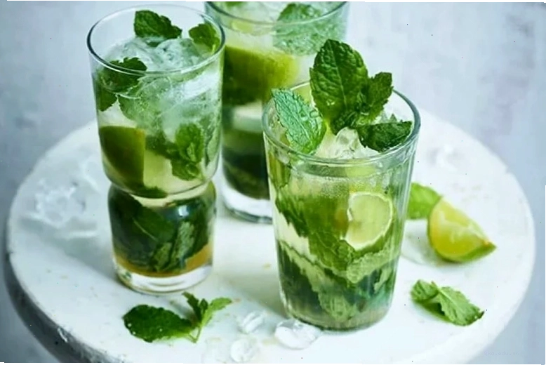Lá bạc hà tươi dùng để trang trí đồ uống tạo cảm giác mát mẻ