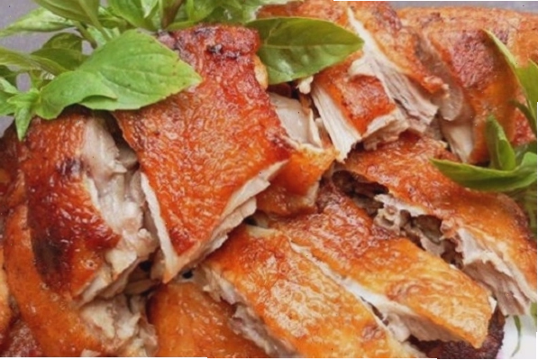 Lợn quay Lạng Sơn với lớp bì giòn rụm và thịt mềm ngọt