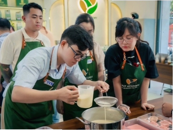 Lớp học pha chế trà sữa chuyên nghiệp tại một trung tâm uy tín ở TPHCM