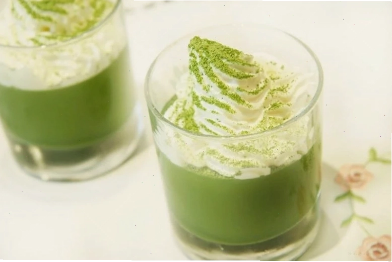 Lớp kem tươi béo ngậy phủ trên bề mặt trà sữa matcha