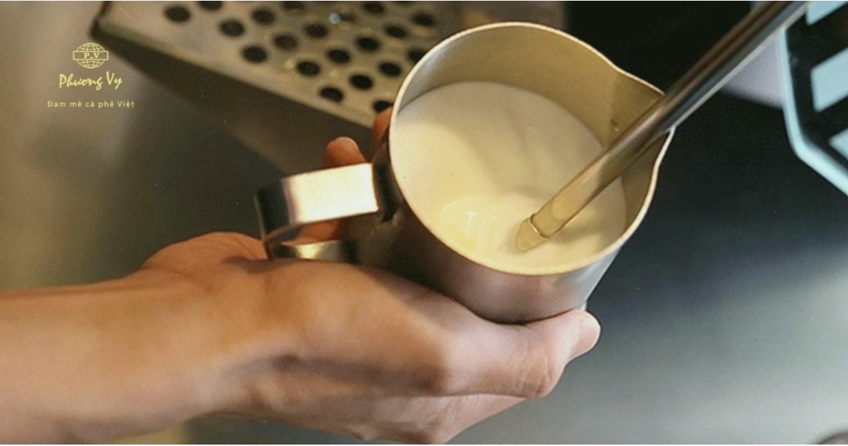 Ly Cappuccino với lớp bọt sữa trắng mịn và hình vẽ latte art tinh tế