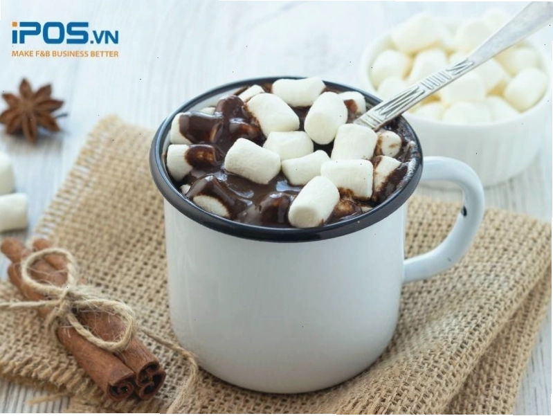 Ly chocolate nóng thơm ngon với lớp kem béo ngậy