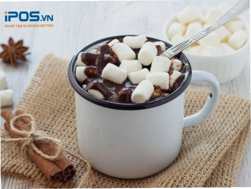 Ly chocolate nóng thơm ngon với lớp kem béo ngậy và bột quế