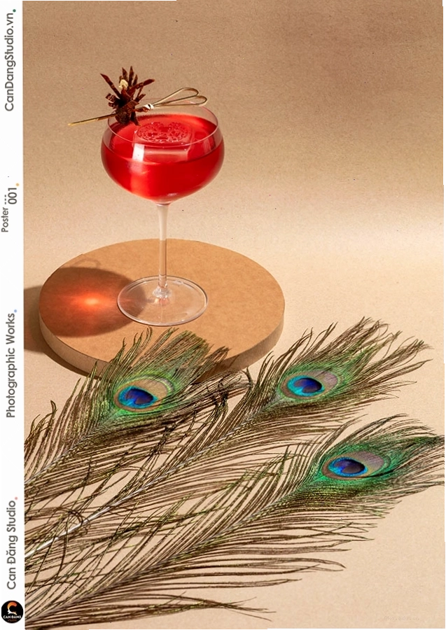 Ly cocktail nhiệt đới với đá viên và trái cây trang trí