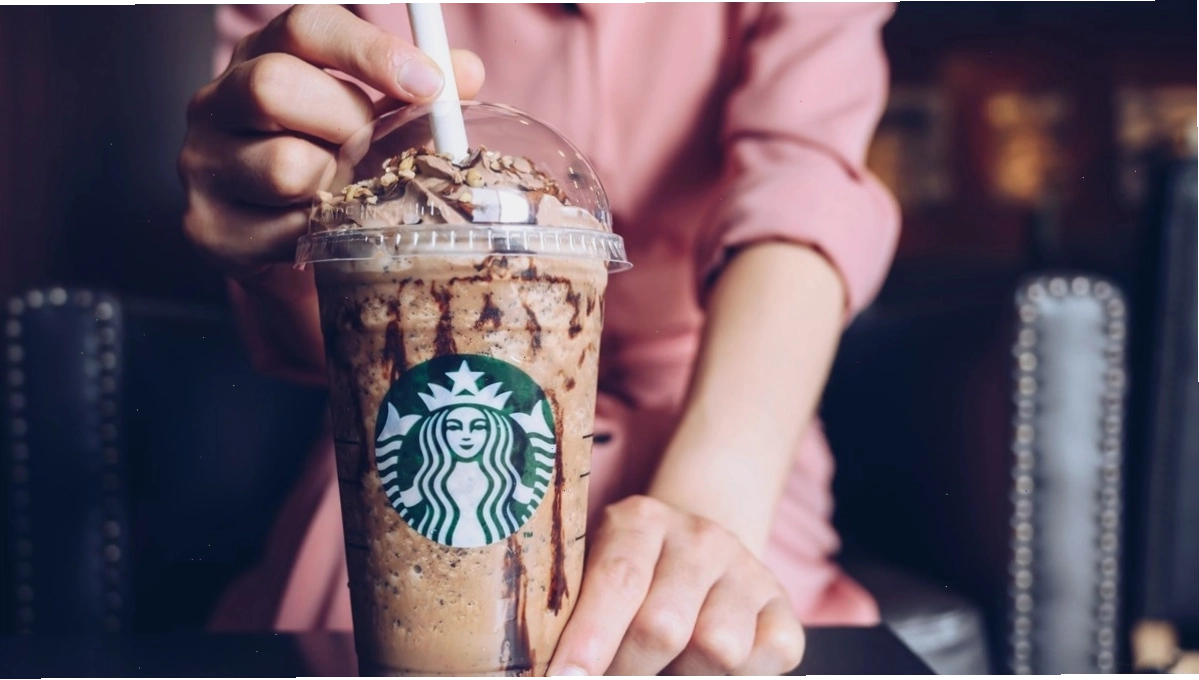 Ly Frappuccino đầy màu sắc tại Starbucks