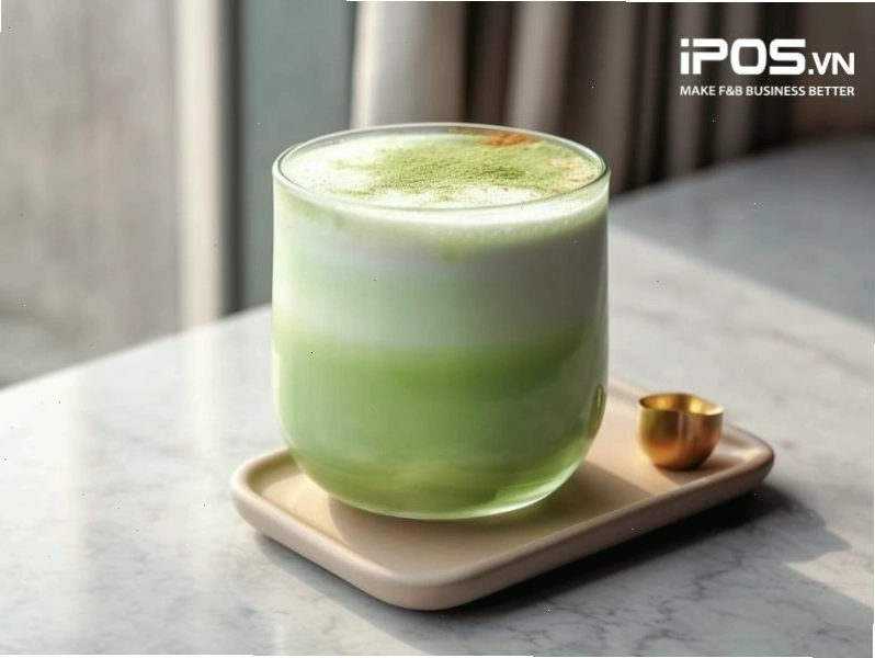 Ly Matcha Latte nóng với lớp bọt sữa mịn màng