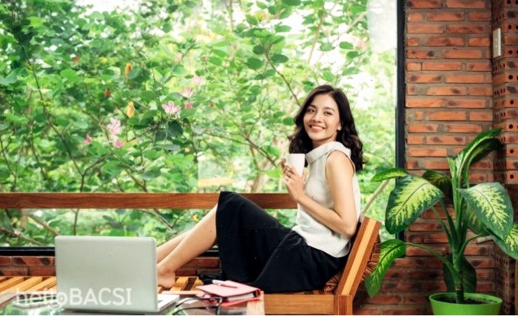 Ly nước ấm với lát chanh tươi
